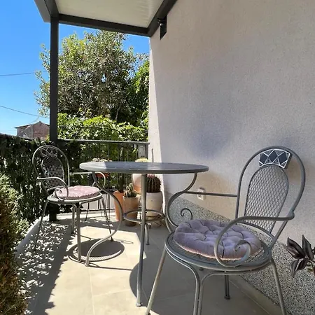 Apartment Place Split